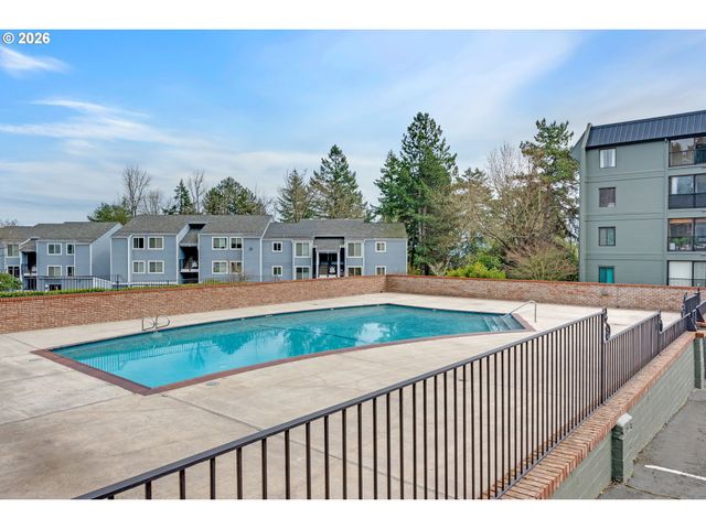 45 EAGLE CREST Dr 311, Lake Oswego, OR 97035