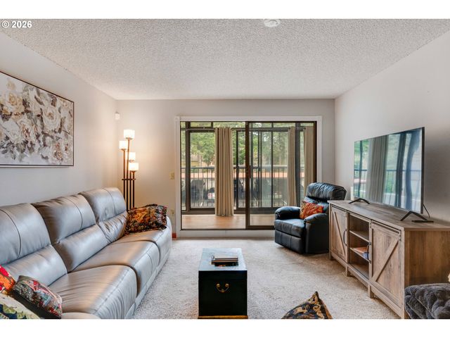 45 EAGLE CREST Dr 311, Lake Oswego, OR 97035