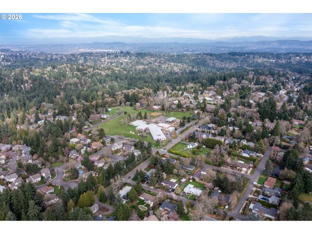 45 EAGLE CREST Dr 311, Lake Oswego, OR 97035