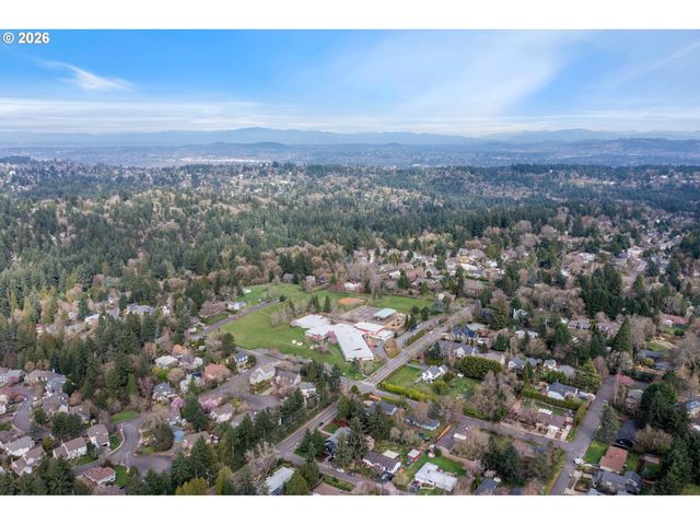 45 EAGLE CREST Dr 311, Lake Oswego, OR 97035