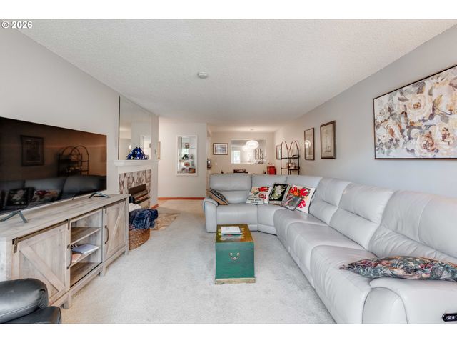 45 EAGLE CREST Dr 311, Lake Oswego, OR 97035