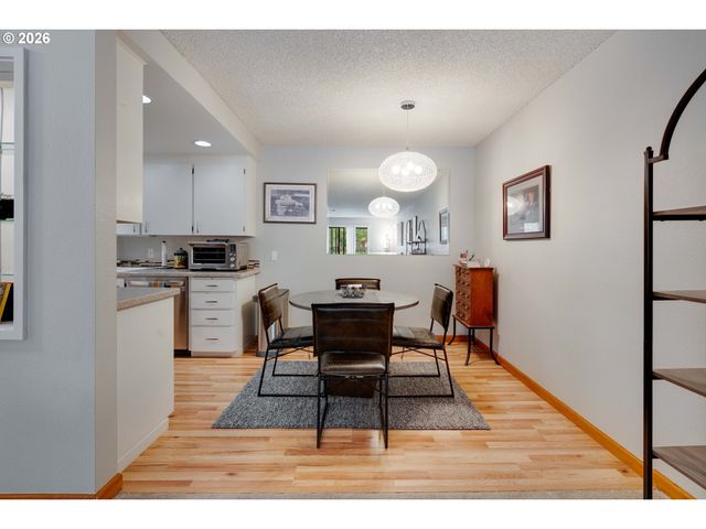 45 EAGLE CREST Dr 311, Lake Oswego, OR 97035