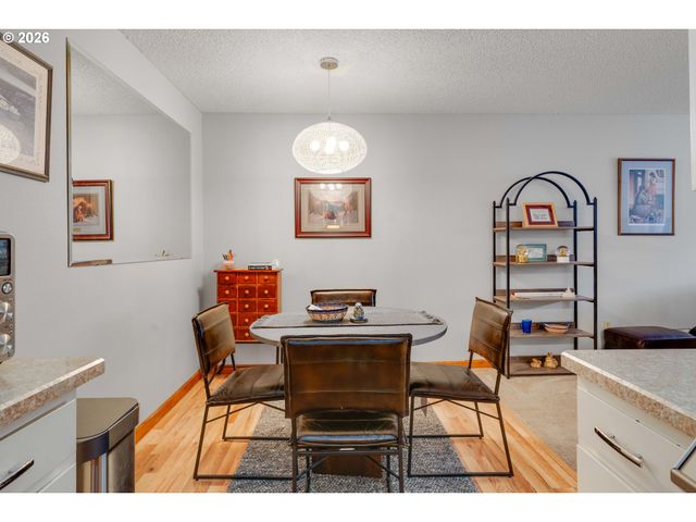 45 EAGLE CREST Dr 311, Lake Oswego, OR 97035