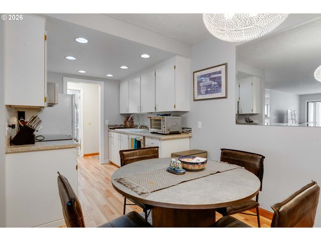 45 EAGLE CREST Dr 311, Lake Oswego, OR 97035