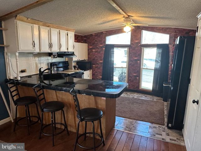 10 ROTH AVE, Mertztown, PA 19539