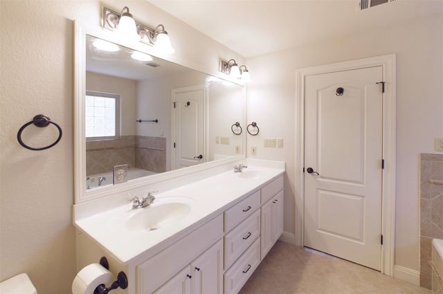 6400 Lakeshore DR, Lago Vista, TX 78645