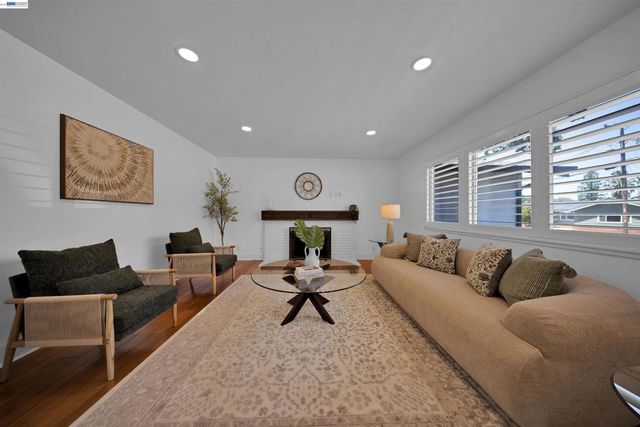 781 E Angela St, Pleasanton, CA 94566