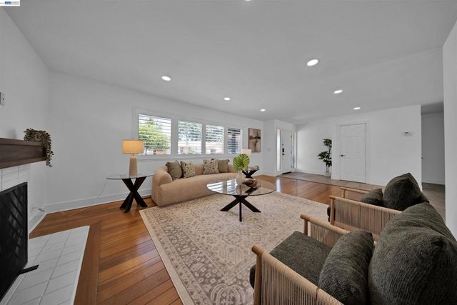 781 E Angela St, Pleasanton, CA 94566