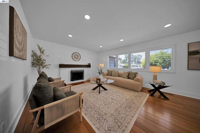 781 E Angela St, Pleasanton, CA 94566