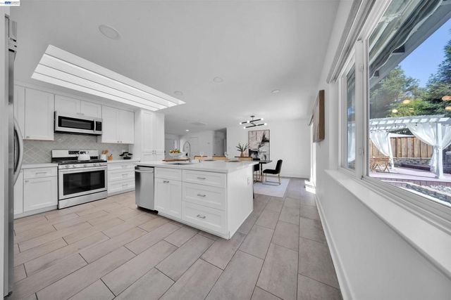 781 E Angela St, Pleasanton, CA 94566