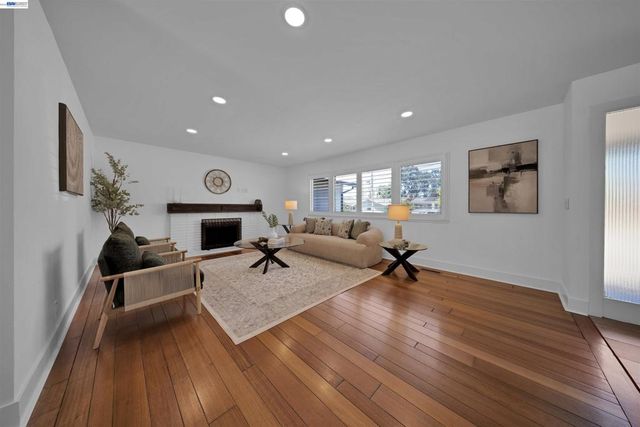 781 E Angela St, Pleasanton, CA 94566
