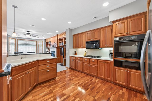 10776 Falling Water Lane B, Woodbury, MN 55129