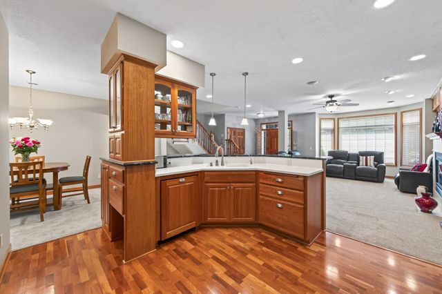 10776 Falling Water Lane B, Woodbury, MN 55129