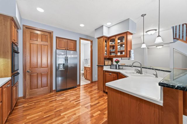10776 Falling Water Lane B, Woodbury, MN 55129