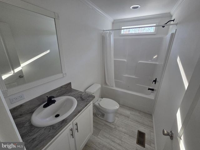 9 WOODEDGE DR, Quakertown, PA 18951