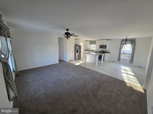 9 WOODEDGE DR, Quakertown, PA 18951