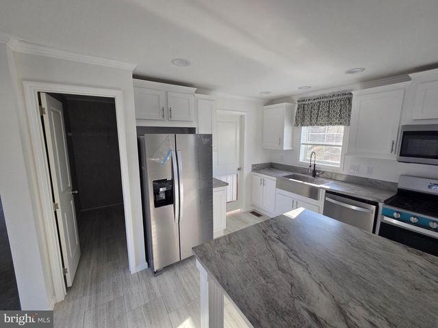 9 WOODEDGE DR, Quakertown, PA 18951