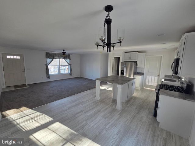 9 WOODEDGE DR, Quakertown, PA 18951