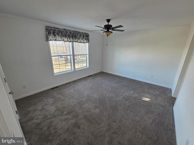 9 WOODEDGE DR, Quakertown, PA 18951