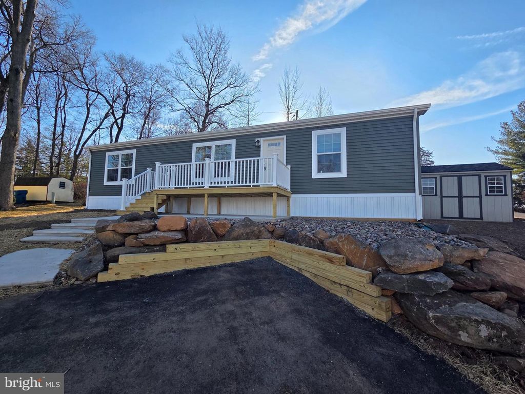 9 WOODEDGE DR, Quakertown, PA 18951