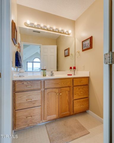 512 Wood View Court, Kingsport, TN 37664