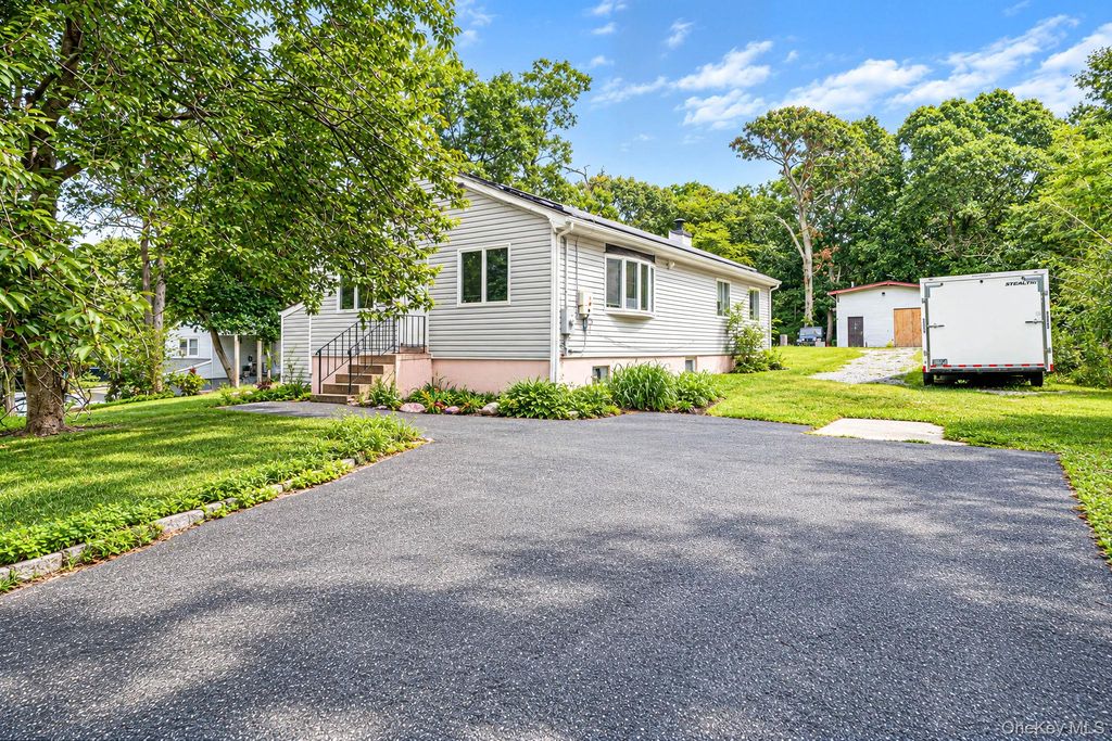 95 W Bartlett Road, Middle Island, NY 11953 — photo 2
