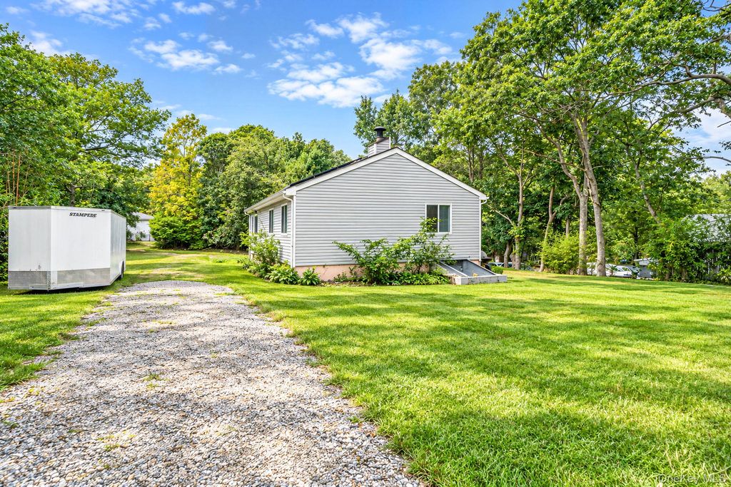 95 W Bartlett Road, Middle Island, NY 11953 — photo 4