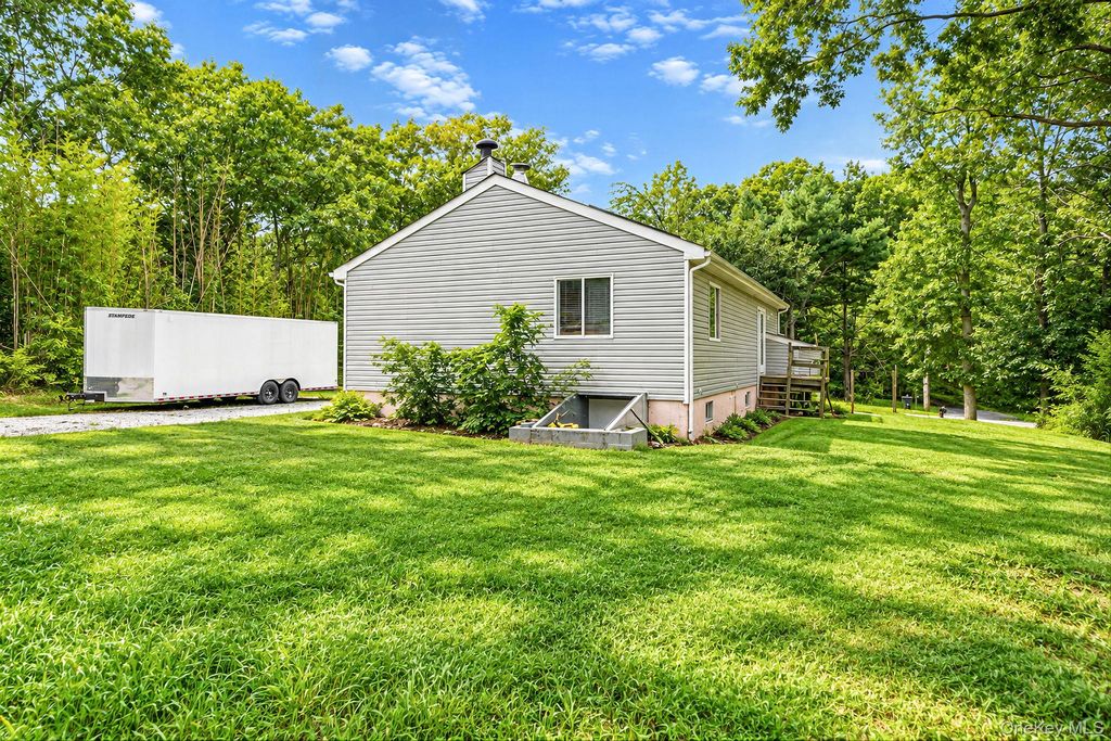 95 W Bartlett Road, Middle Island, NY 11953 — photo 5