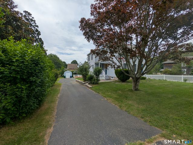 10 Shore Road, Waterford, CT 06385