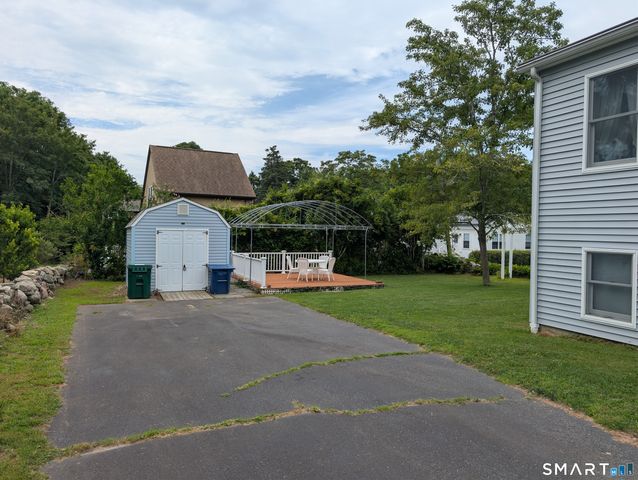 10 Shore Road, Waterford, CT 06385