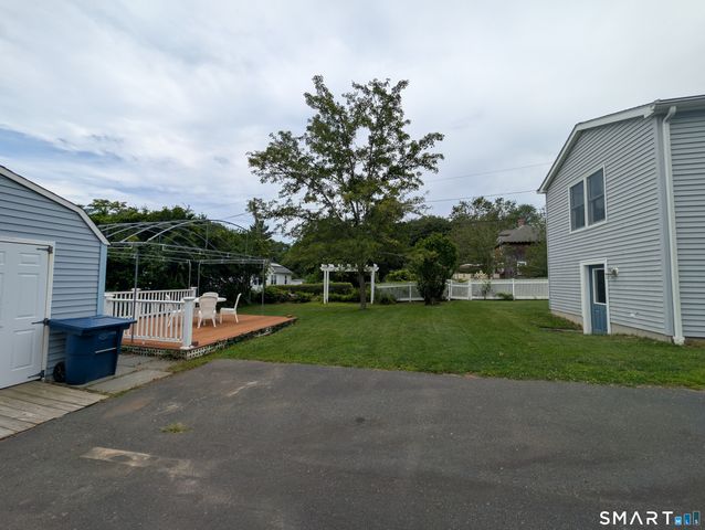 10 Shore Road, Waterford, CT 06385