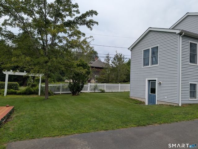 10 Shore Road, Waterford, CT 06385