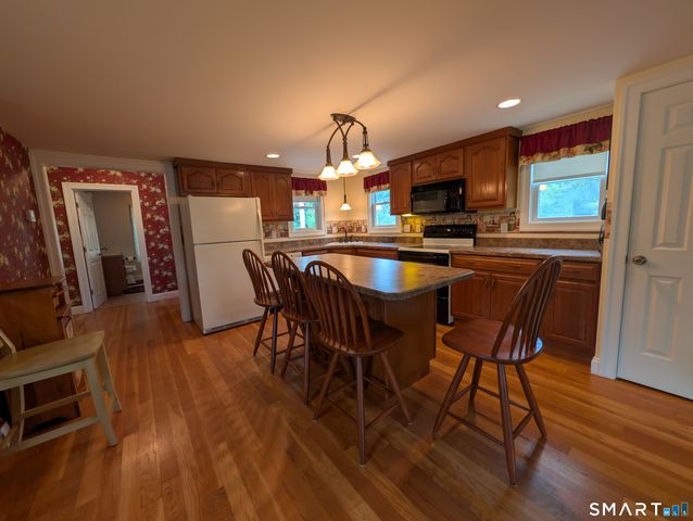 10 Shore Road, Waterford, CT 06385