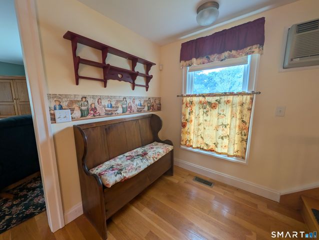 10 Shore Road, Waterford, CT 06385