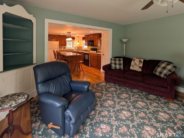 10 Shore Road, Waterford, CT 06385