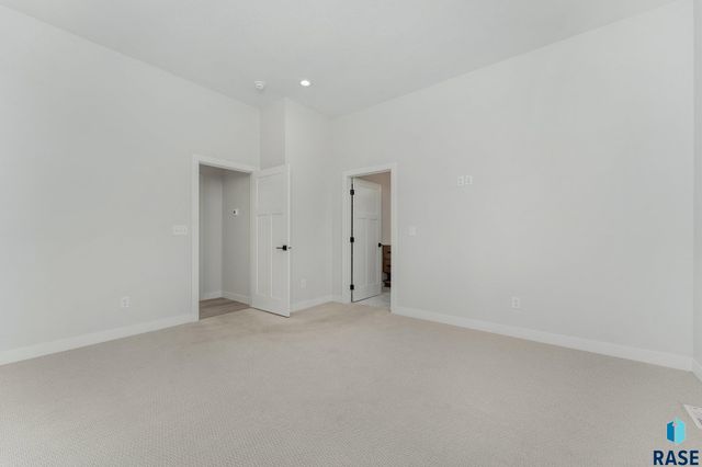 8600 W Shoreline Pl Place, Sioux Falls, SD 57107