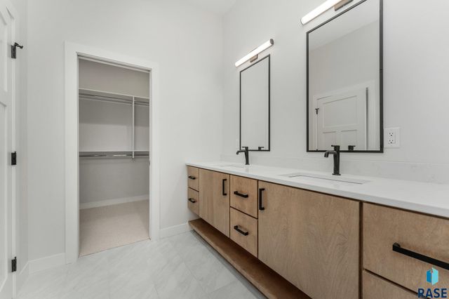 8600 W Shoreline Pl Place, Sioux Falls, SD 57107