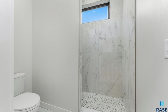 8600 W Shoreline Pl Place, Sioux Falls, SD 57107