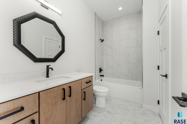 8600 W Shoreline Pl Place, Sioux Falls, SD 57107