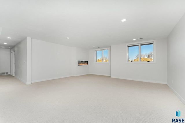 8600 W Shoreline Pl Place, Sioux Falls, SD 57107