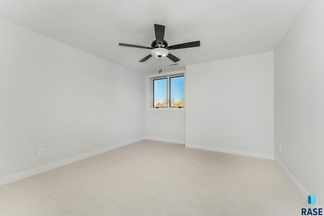 8600 W Shoreline Pl Place, Sioux Falls, SD 57107