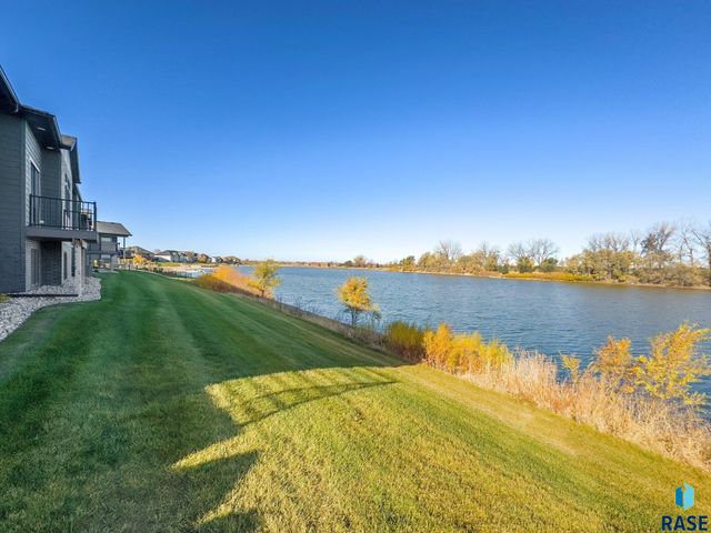 8600 W Shoreline Pl Place, Sioux Falls, SD 57107