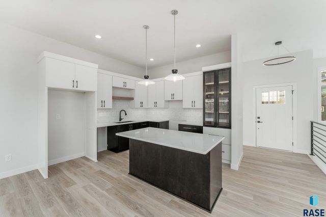 8600 W Shoreline Pl Place, Sioux Falls, SD 57107