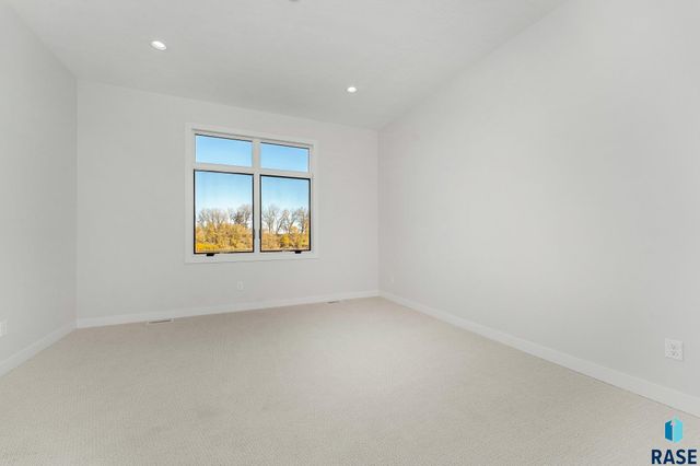 8600 W Shoreline Pl Place, Sioux Falls, SD 57107