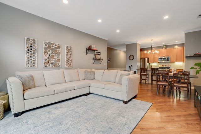 2735 N Kenmore Avenue 2S, Chicago, IL 60614