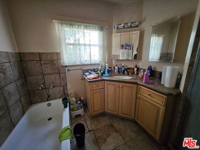 10245 S 5th Avenue, Inglewood, CA 90303