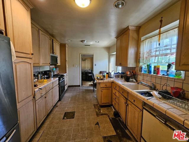 10245 S 5th Avenue, Inglewood, CA 90303