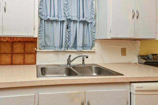 1825 S Weaver Avenue, Springfield, MO 65807