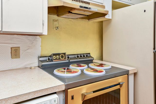 1825 S Weaver Avenue, Springfield, MO 65807