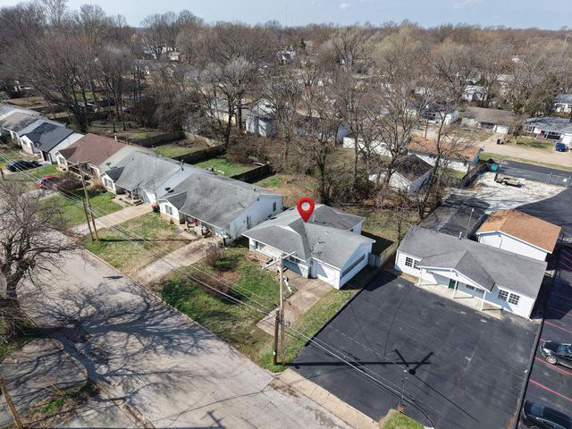 1825 S Weaver Avenue, Springfield, MO 65807